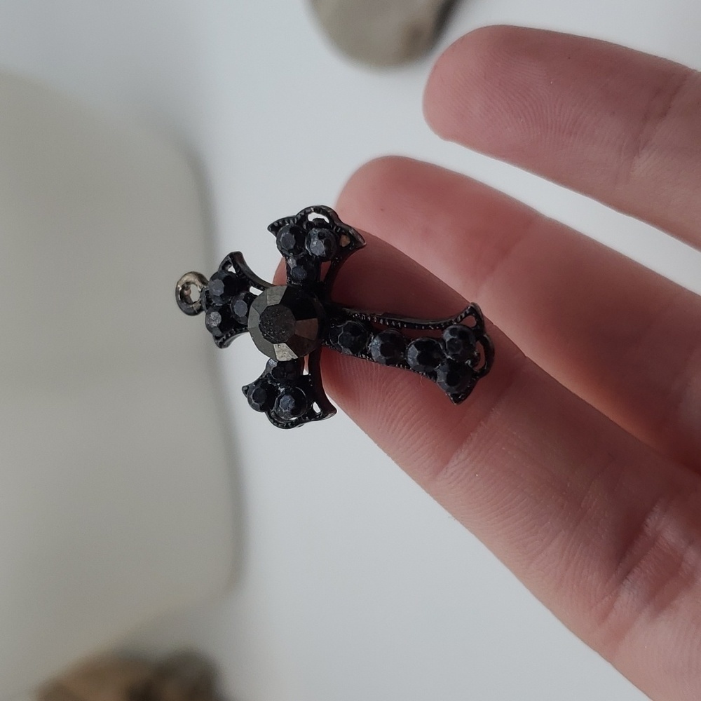 Crystal black ⚫️ cathedral cross necklace pendant - Picture 2 of 2